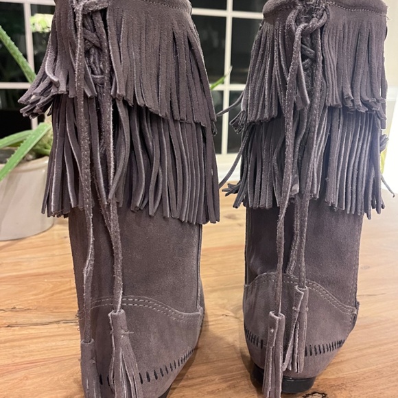 Minnetonka 2 layer gray suede fringe boots, size 8, cowboy chic, boho - Picture 6 of 14
